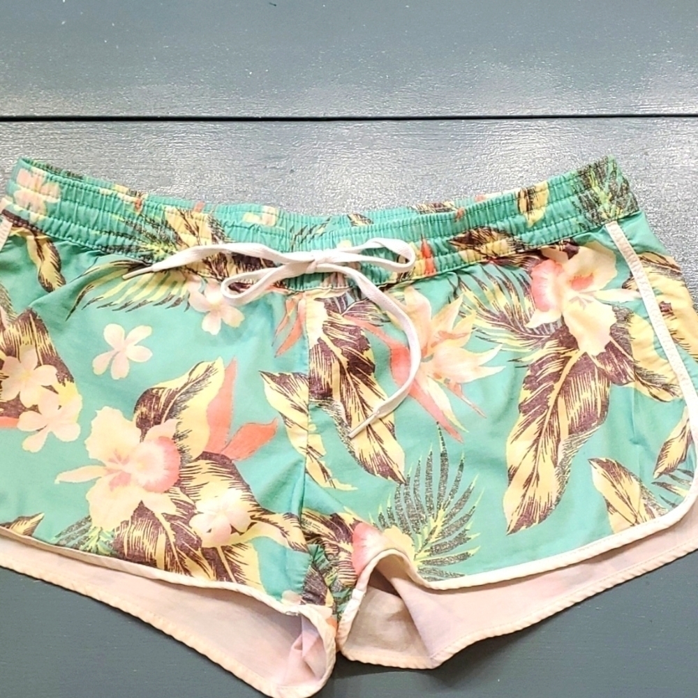 BILLA SHORT SHORTS. SIZE MEDIUM. Hawaiian floral print.